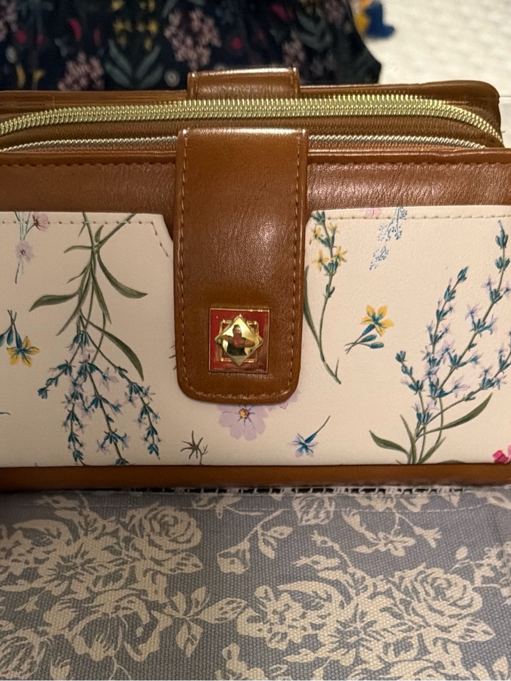 Time & Tru Ainsley Bulk Wallet - Cream Floral Design NWT - Picture 2 of 12